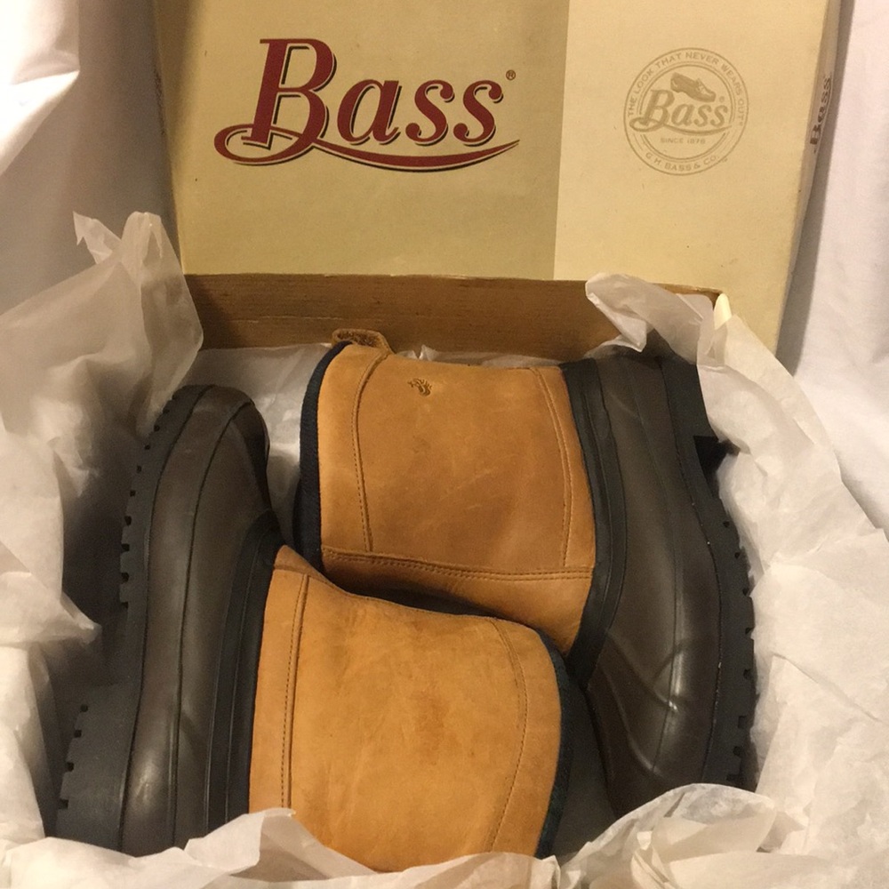 Bass Thermolite duckbill rain boots in original box.